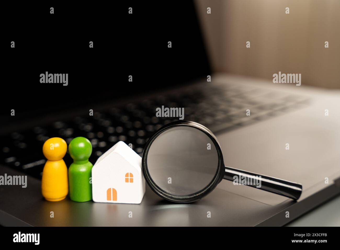 Maison, famille et loupe sur clavier d'ordinateur portable. Le concept de recherche de logement via Internet. Trouvez un appartement à louer en ligne. Prope Banque D'Images
