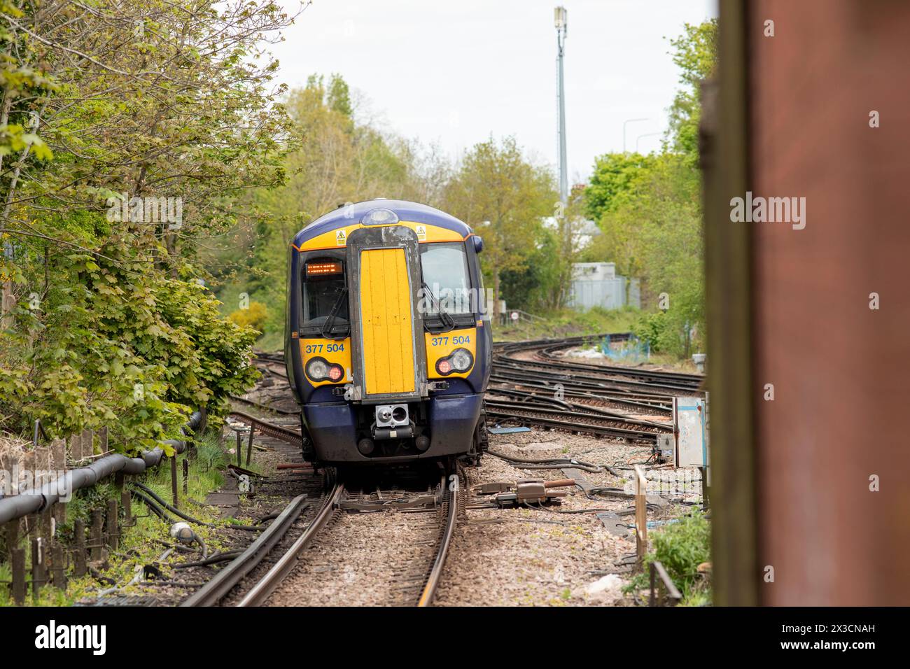 La gare de Swanley est sur la Chatham main Line en Angleterre, desservant la ville de Swanley, Kent. Il est de 17 miles 31 chaînes (28,0 km) en bas de la ligne de Londres Victoria et est situé entre St Mary Cray et Farningham Road sur la ligne principale. La ligne Maidstone part de la ligne principale au sud de Swanley et la station suivante sur cette route est Eynsford. La gare et la plupart des trains qui y font escale sont exploités par Southeastern. La gare dispose de quatre quais. Banque D'Images