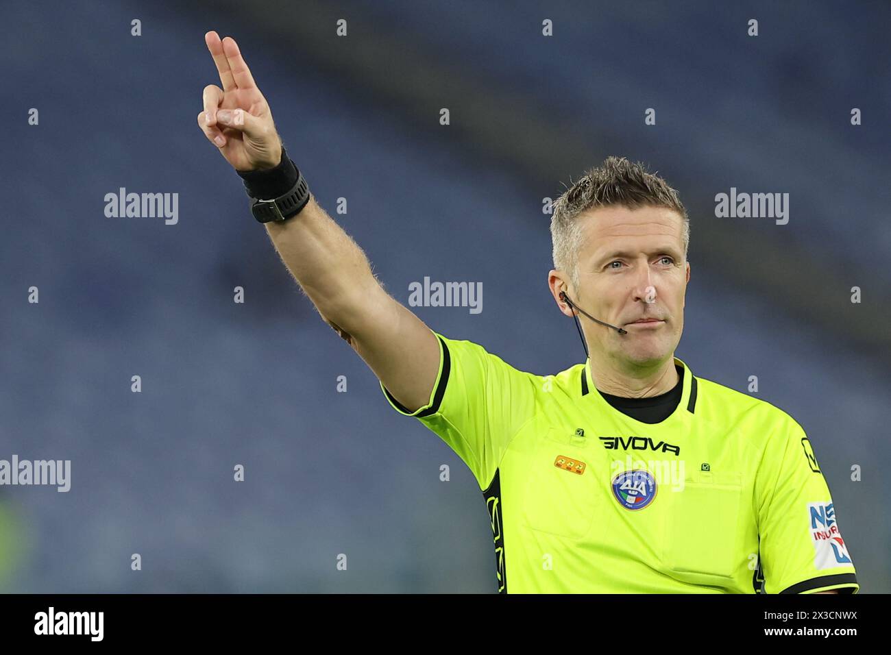 L'arbitre italien Daniele Orsato gesticulate lors du match de demi-finale de la Coupe d'italie SS Lazio vs Juventus au stade Olimpico le 23 avril 2024 à Rome. Banque D'Images L'arbitre italien Daniele Orsato gesticulate lors du match de demi-finale de la Coupe d'italie SS Lazio vs Juventus au stade Olimpico le 23 avril 2024 à Rome. Banque D'Images