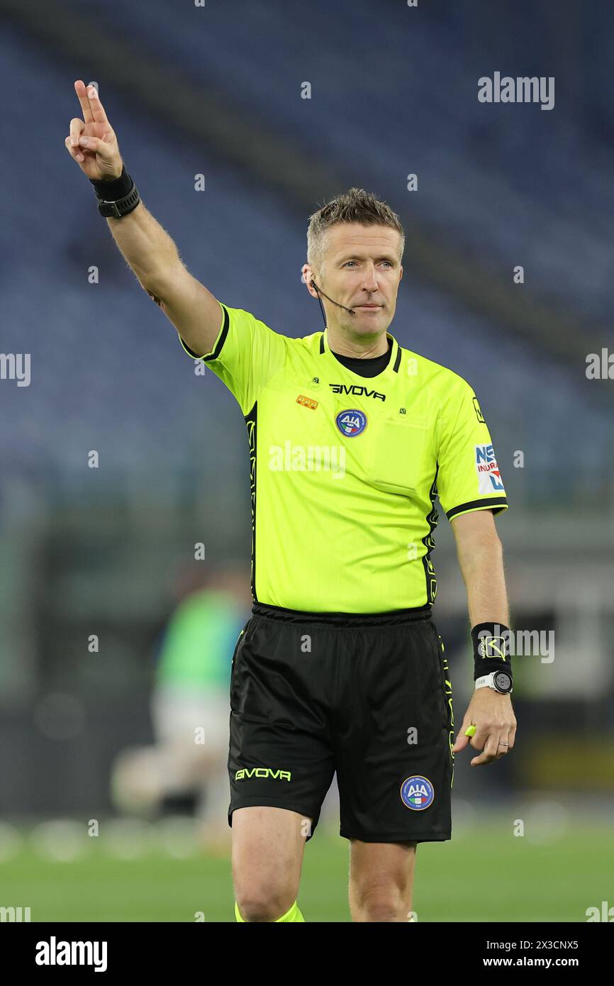 L'arbitre italien Daniele Orsato gesticulate lors du match de demi-finale de la Coupe d'italie SS Lazio vs Juventus au stade Olimpico le 23 avril 2024 à Rome. Banque D'Images L'arbitre italien Daniele Orsato gesticulate lors du match de demi-finale de la Coupe d'italie SS Lazio vs Juventus au stade Olimpico le 23 avril 2024 à Rome. Banque D'Images