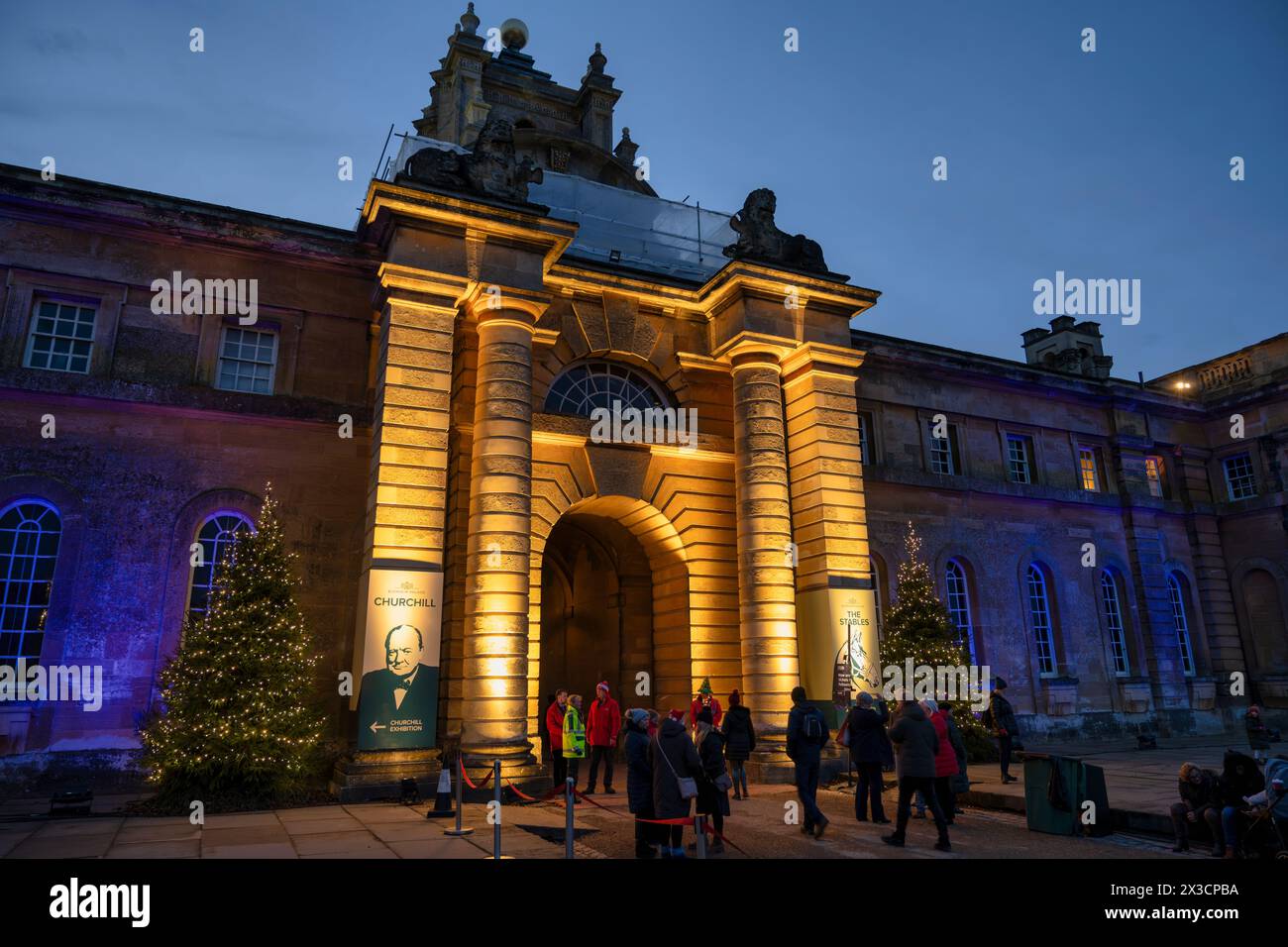 Entrée au chemin des lumières de Noël de Blenheim 2023 depuis Great court au palais de Blenheim à Woodstock, Oxfordshire, Angleterre, Royaume-Uni Banque D'Images