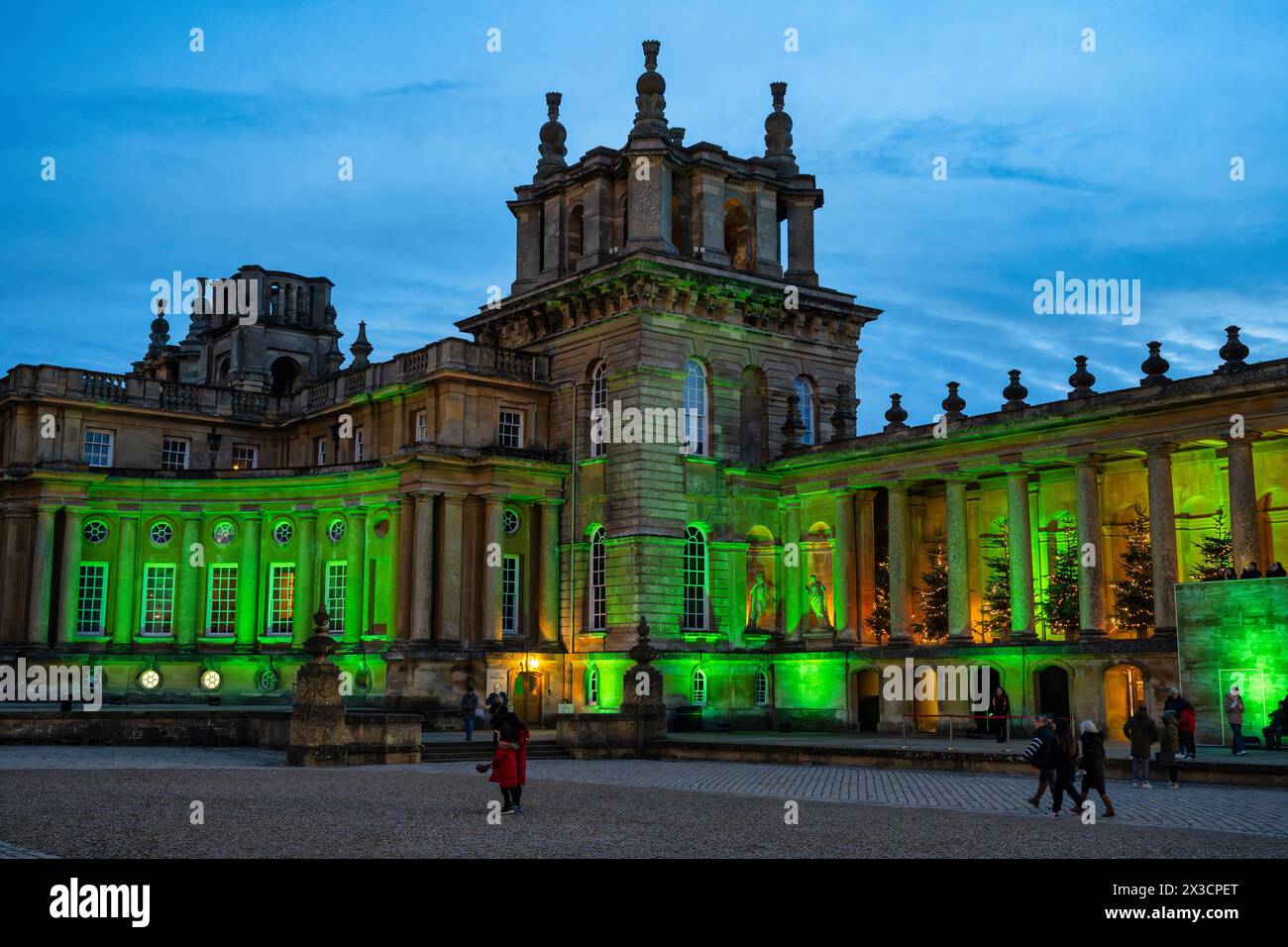 Blenheim Palace illuminé pour Noël dans le cadre du Blenheim Christmas Lights Trail 2023 - Blenheim Palace à Woodstock, Oxfordshire, Angleterre, Royaume-Uni Banque D'Images