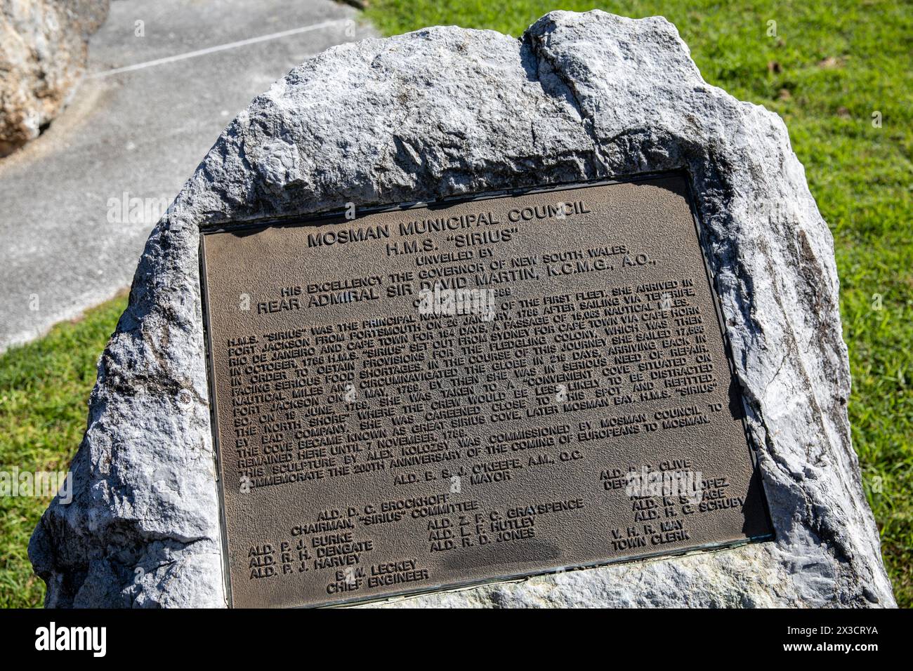 Le navire amiral HMS Sirius de la première flotte, plaque and 1989 bas relief célèbre les 200 ans de la colonisation européenne à Mosman, Sydney, Australie Banque D'Images