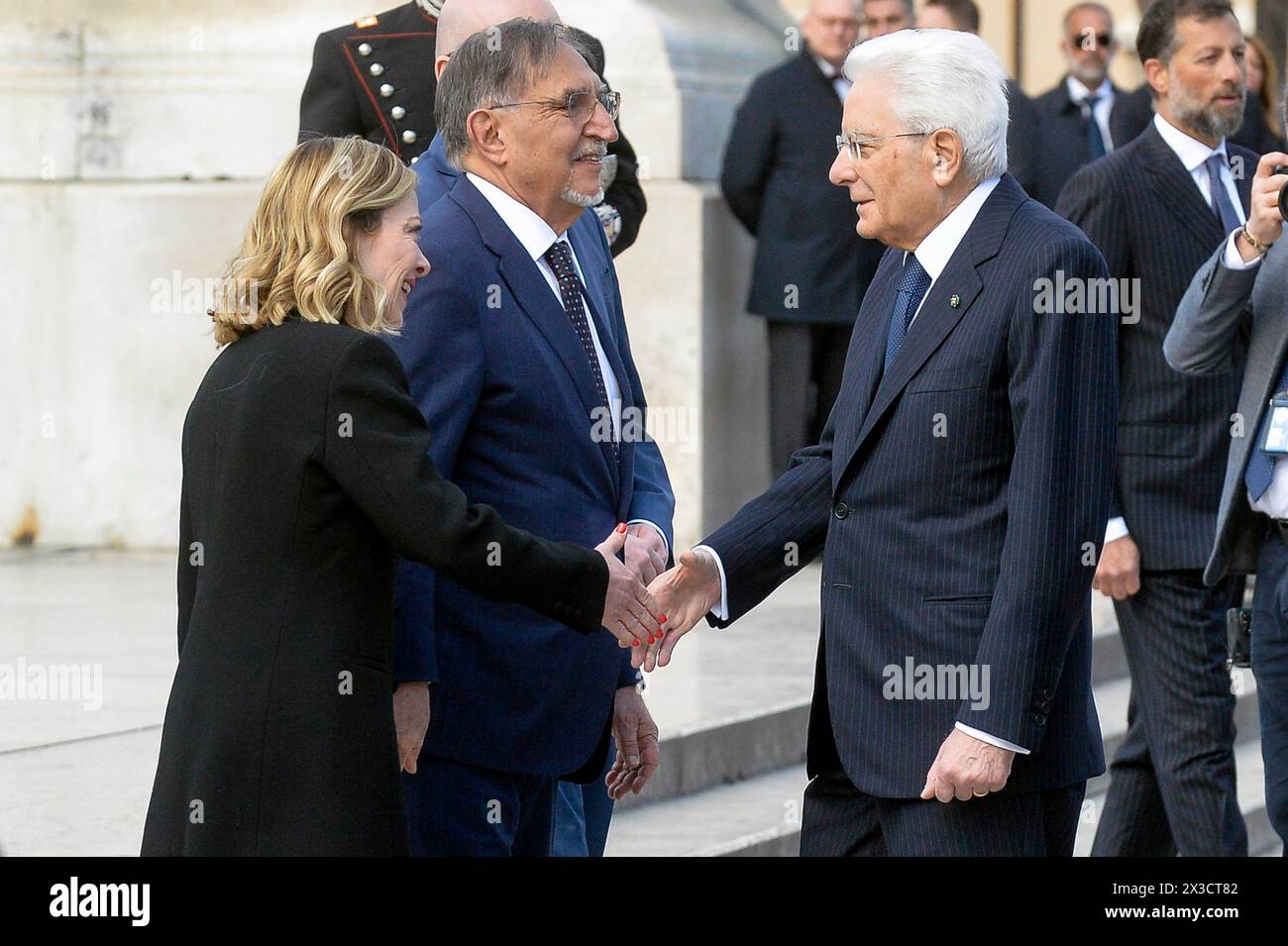 Italie, Rome, 25 avril 2024 : 25 avril Journée de la libération, cérémonie à l'autel de la patrie, en photo le premier ministre Giorgia Meloni, le Pr Banque D'Images