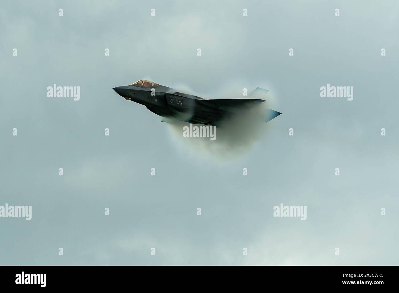 Capitaine de l’US Air Force Melanie « MACH » Kluesner, commandant et pilote de l’équipe de démonstration du F-35A, affecté au 421e escadron de chasse, Hill Air F Banque D'Images