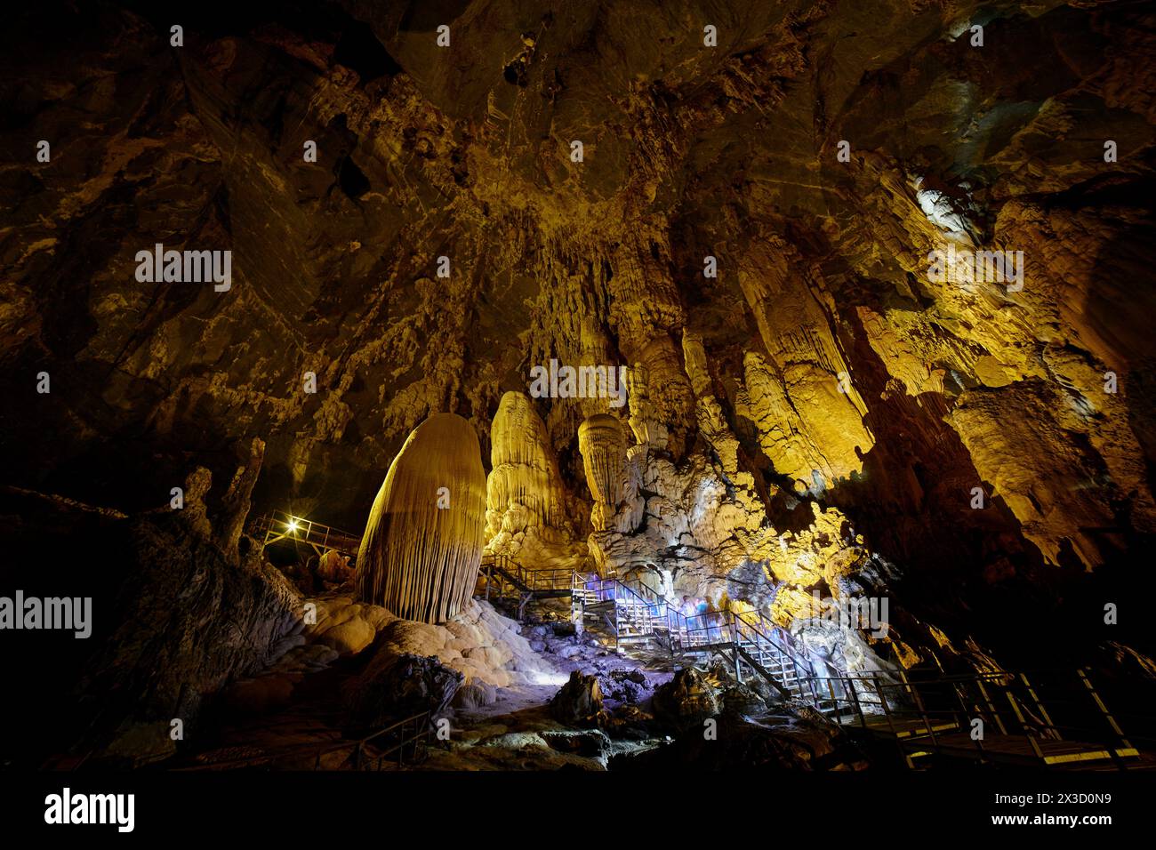 Une belle stalagmite et stalactite à Phu Pha petch grotte Banque D'Images