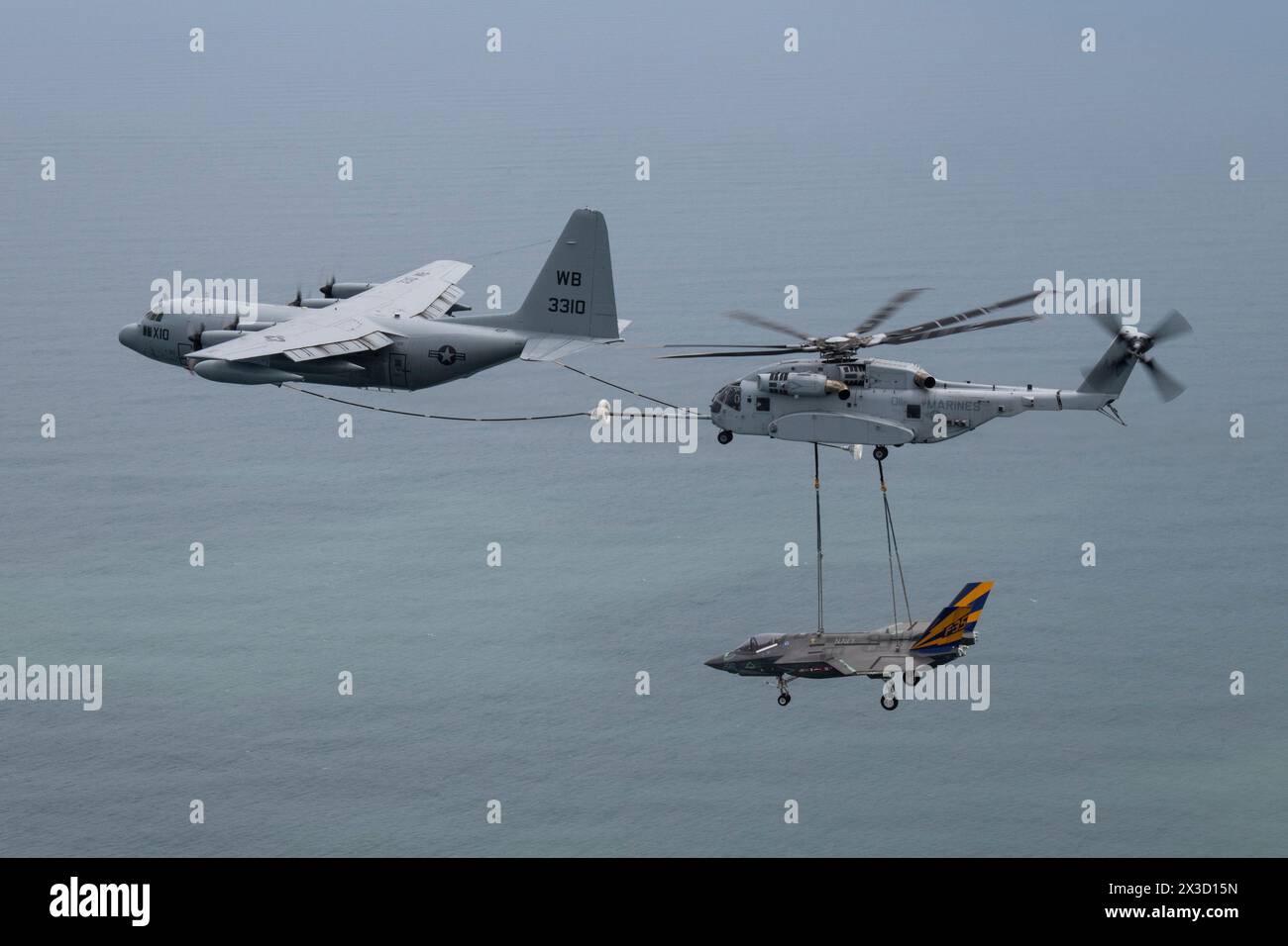 Les US Marines pilotant un hélicoptère de transport lourd CH-53K King Stallion ont transporté une cellule F-35C Lightning II de la Force d'essai intégrée F-35 à Pat Banque D'Images