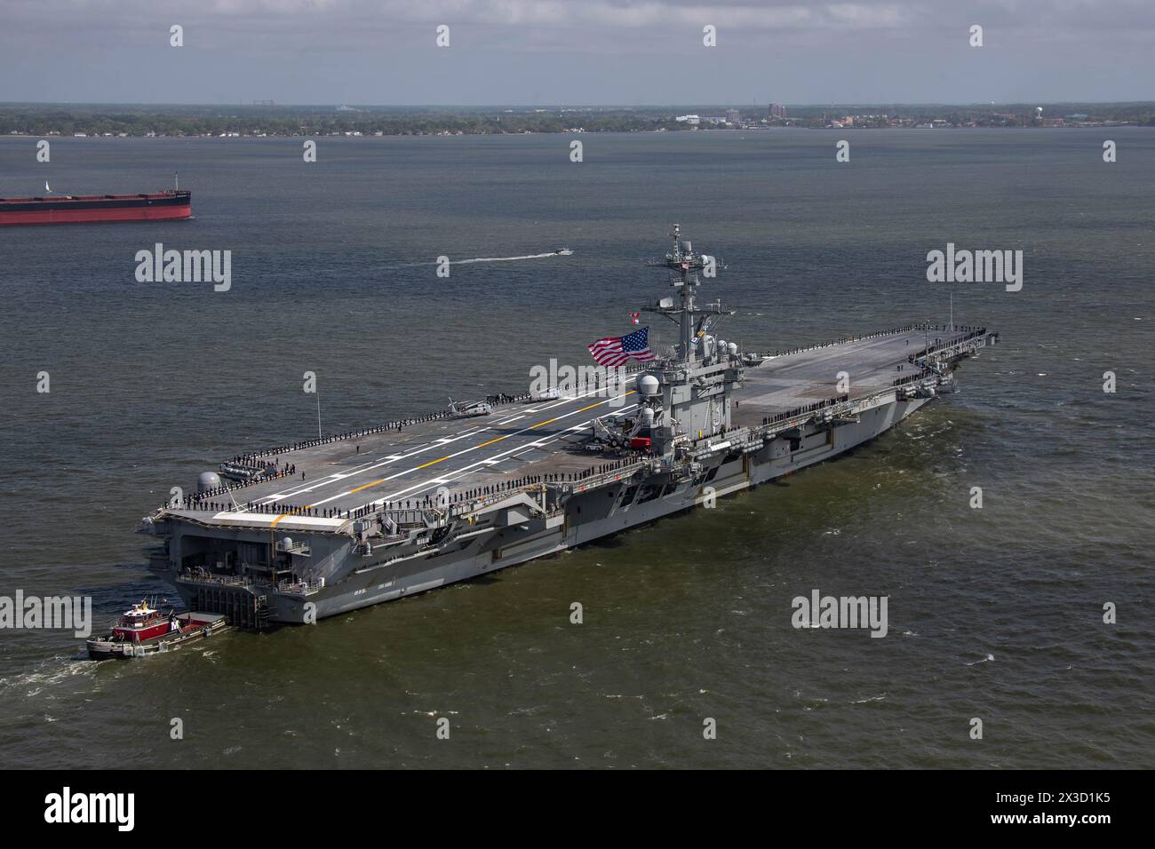 NORFOLK, Virginie (25 avril 2024) le porte-avions de classe Nimitz USS George Washington (CVN 73) quitte la base navale de Norfolk, le 25 avril 2024, pour un de Banque D'Images