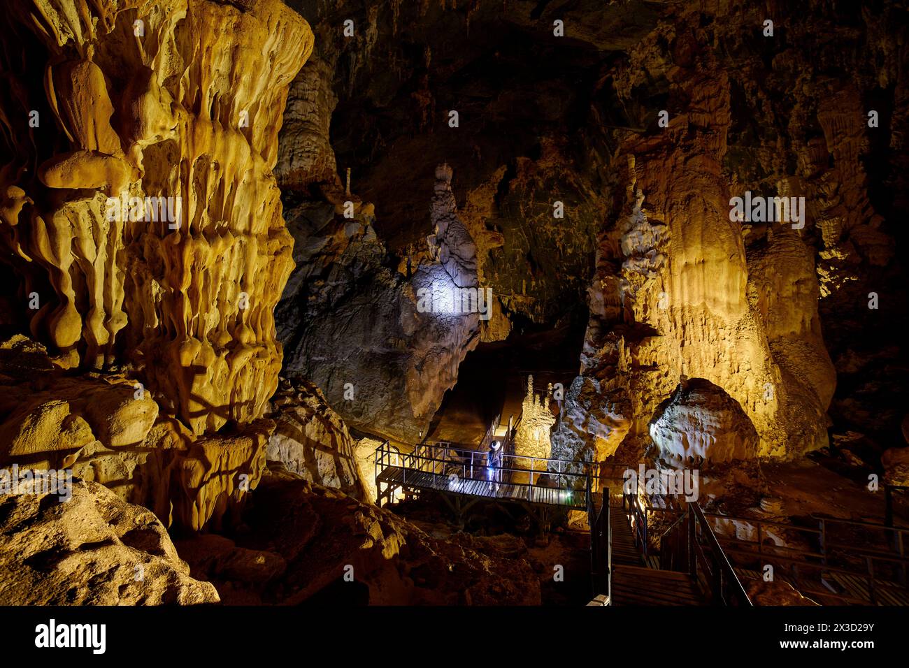 Stalagmite et stalactite à la grotte de Phu Pha Petch en Thaïlande Banque D'Images