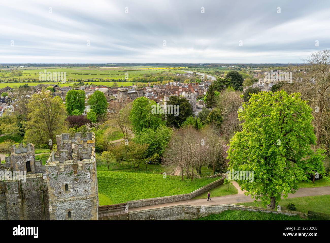 La vue depuis les remparts du château d'Arundel regardant vers le bas de la ville d'Arundel, la rivière Arun et la Manche au-delà Banque D'Images