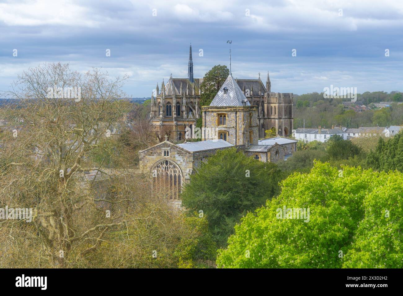 La chapelle Fitzalan et la cathédrale d'Arundel nichées au milieu des arbres et empruntées aux remparts du château d'Arundel Banque D'Images