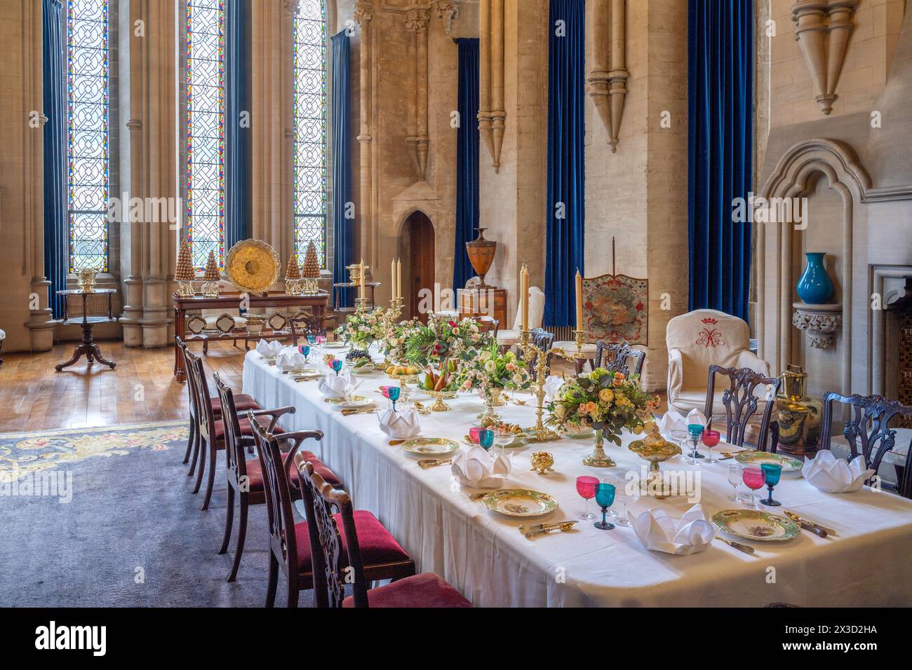 Une table entièrement dressée prête pour le déjeuner ou le dîner au château d'Arundel pendant le festival des tulipes Banque D'Images