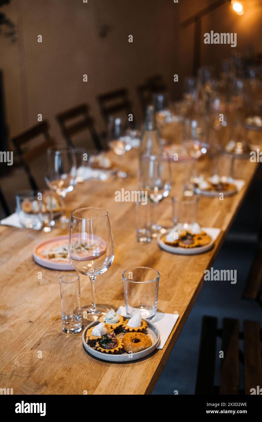 Dîner dégustation de saveurs locales sophistiquées avec vins assortis Banque D'Images