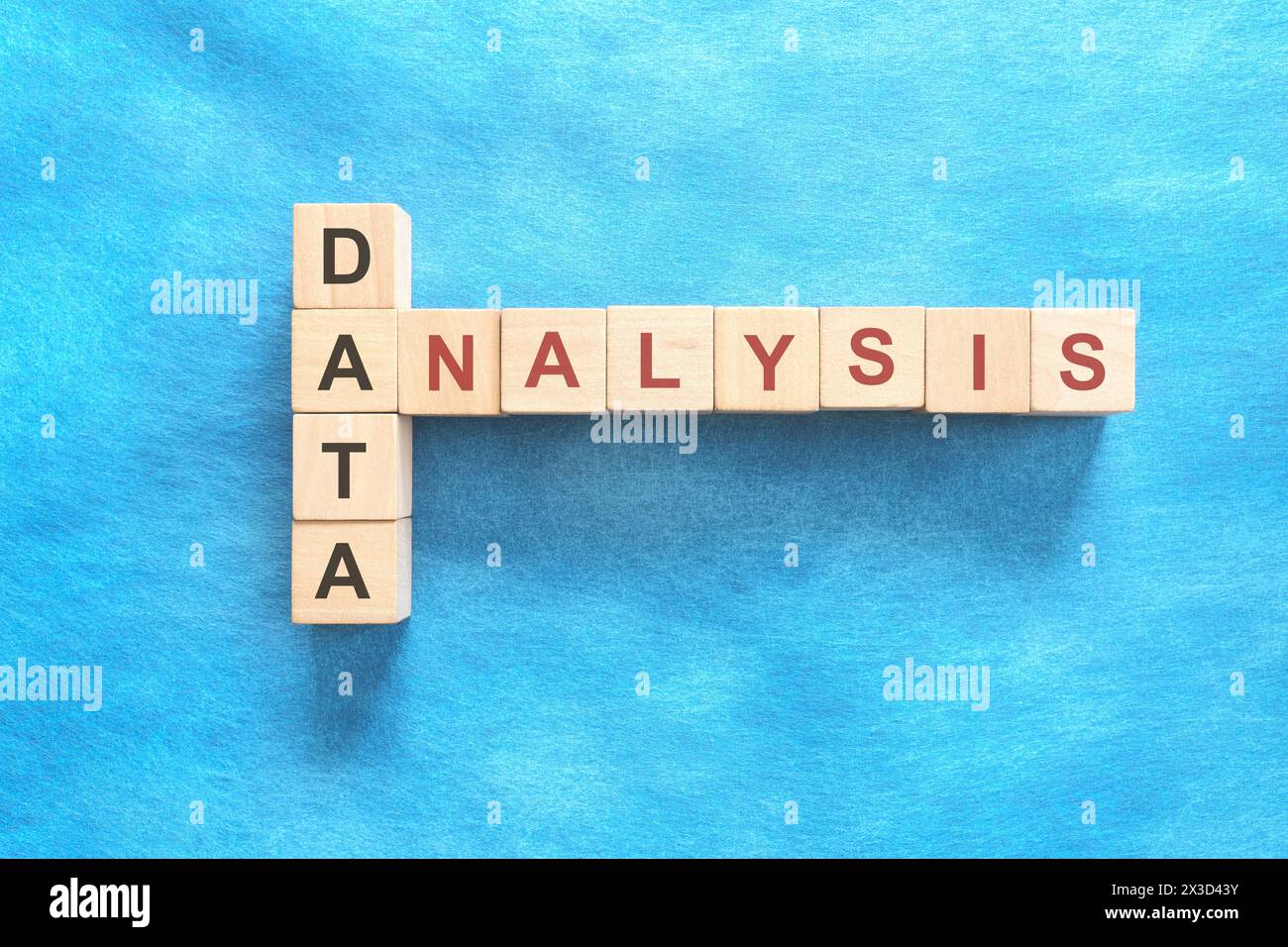 Concept d'analyse des données. Mots croisés puzzle plat sur fond bleu. Banque D'Images