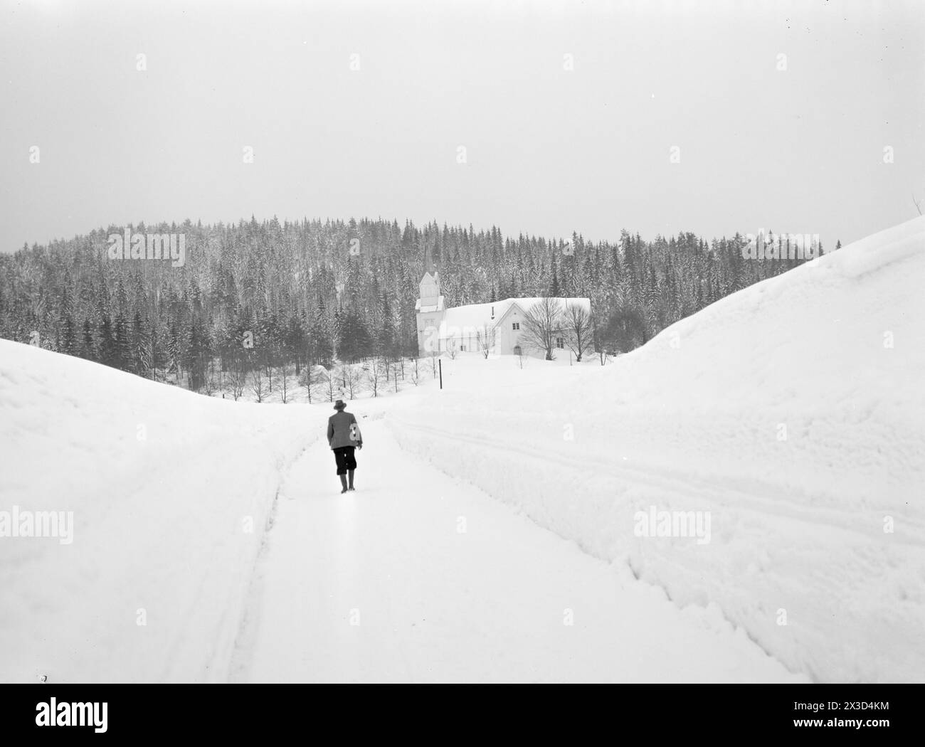 Réel 05- 1951 : le sud de la Norvège est couvert de neige. Quatre-cinq mètres de haut des bords de charrue le long des routes, la neige est si haute que vous pouvez facilement sortir du deuxième étage et les gens doivent constamment grimper sur les toits pour dégager la neige de là.photo : Arne Kjus / Aktuell / NTB ***la photo n'est pas traitée par image *** le texte de cette image est traduit automatiquement Banque D'Images