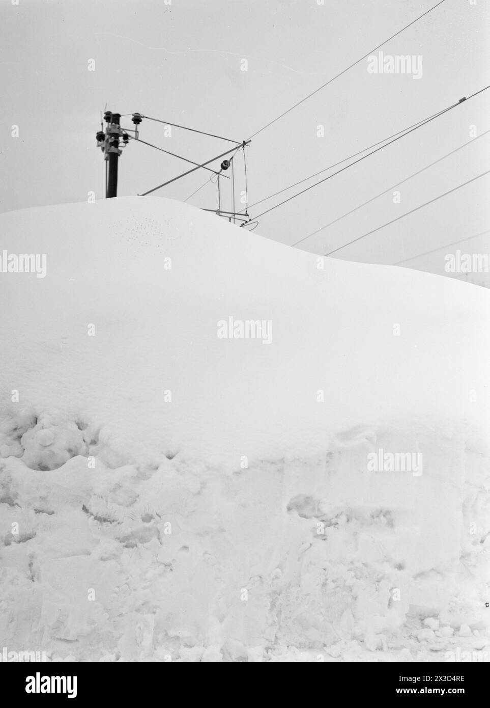 Réel 05- 1951 : le sud de la Norvège est couvert de neige. Quatre-cinq mètres de haut des bords de charrue le long des routes, la neige est si haute que vous pouvez facilement sortir du deuxième étage et les gens doivent constamment grimper sur les toits pour dégager la neige de là.photo : Arne Kjus / Aktuell / NTB ***la photo n'est pas traitée par image *** le texte de cette image est traduit automatiquement Banque D'Images
