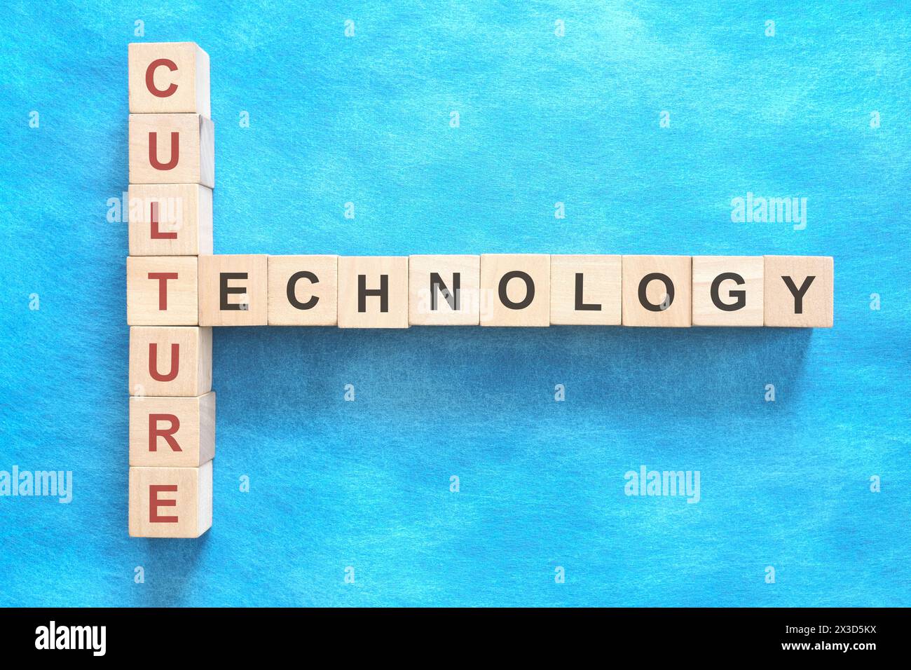Culture et technologie relation et concept d'intersection. Mots croisés puzzle plat sur fond bleu. Banque D'Images