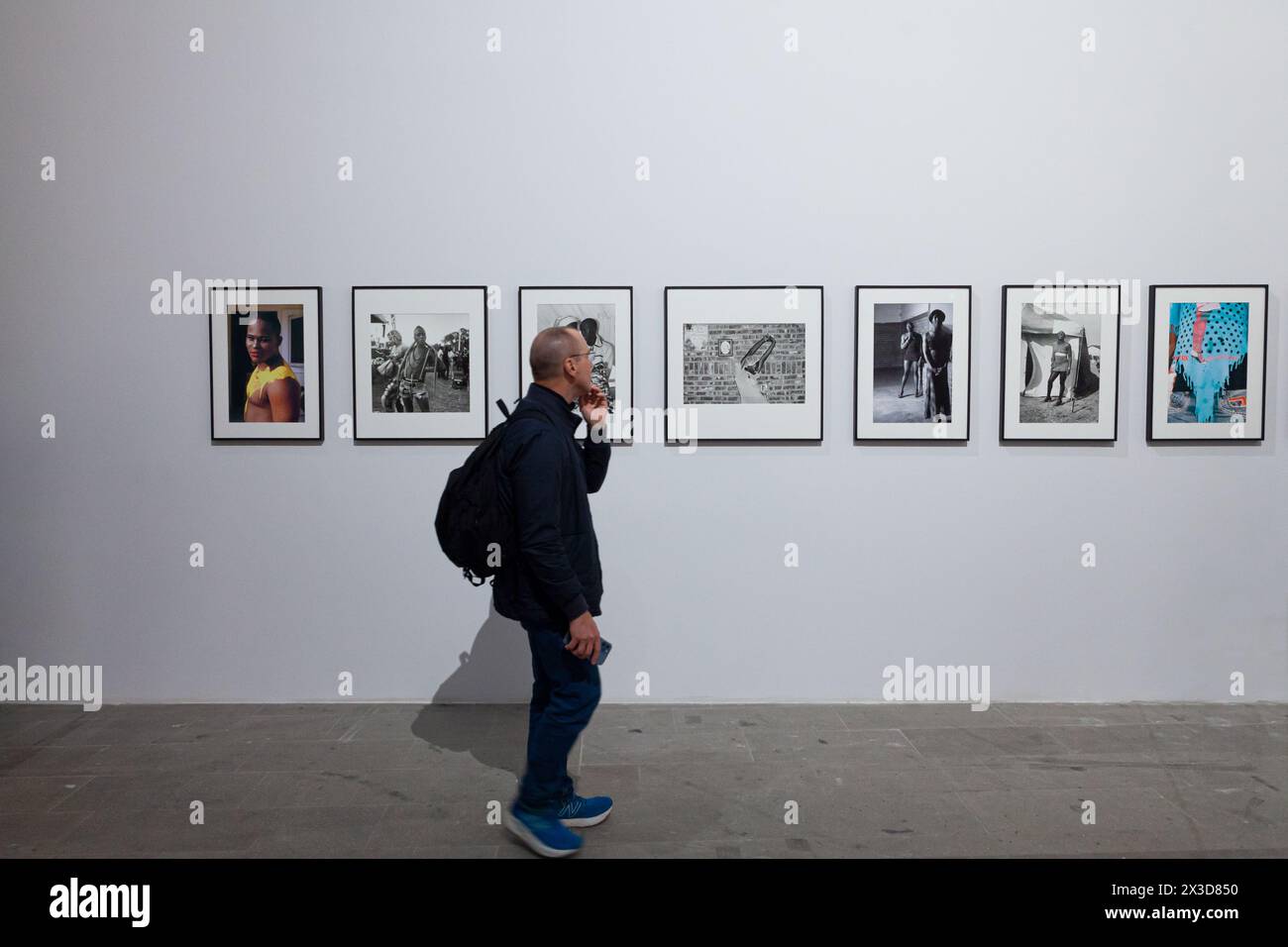 Venise, Italie - 17 avril 2024 : photographies de Sabelo Mlangeni exposées à l'Arsenale lors de la 60e exposition internationale d'art de la biennale de Venise Banque D'Images