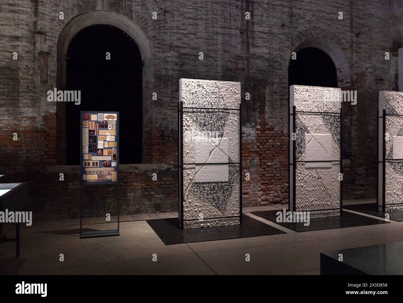 Venise, Italie - 18 avril 2024 : installation de Shi hui, intitulée Writing-non-Writing au Pavillon de la Chine à l'Arsenale lors de la 60e Internationa Banque D'Images