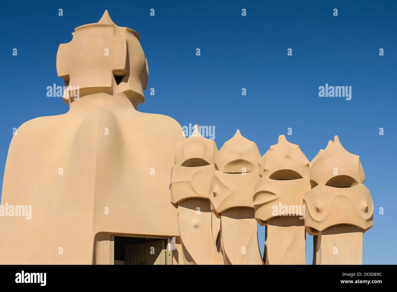 DACH mit Schornsteinen, la Pedrera, Casa Mila von Antoni Gaudi, Barcelona, Katalonien, Spanien Banque D'Images