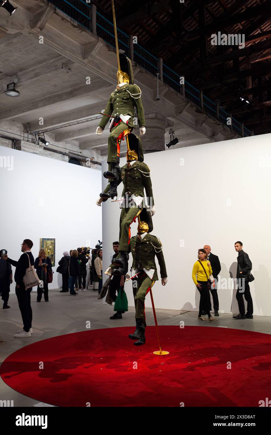 Venise, Italie - 17 avril 2024 : installation de Barbara Sanchez Kane intitulée Prêt-à-Patria exposée à l'Arsenale lors de la 60e édition de l'International Art ex Banque D'Images