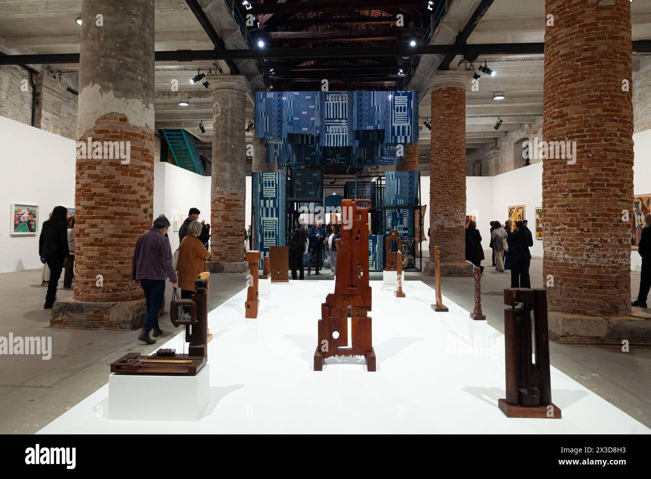 Venise, Italie - 17 avril 2024 : diverses sculptures de Chaouki Choukini exposées à l'Arsenale lors de la 60e exposition internationale d'art de Venise Banque D'Images