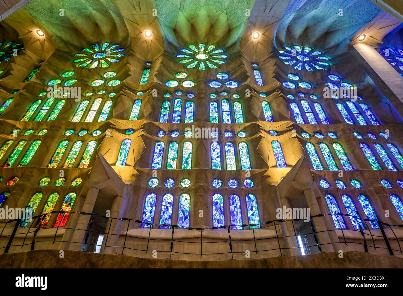 Bunte Bleiglasfenster im Seitenschiff, Sagrada Familia, Basilica von Antoni Gaudi, Barcelona, Katalonien, Spanien Banque D'Images