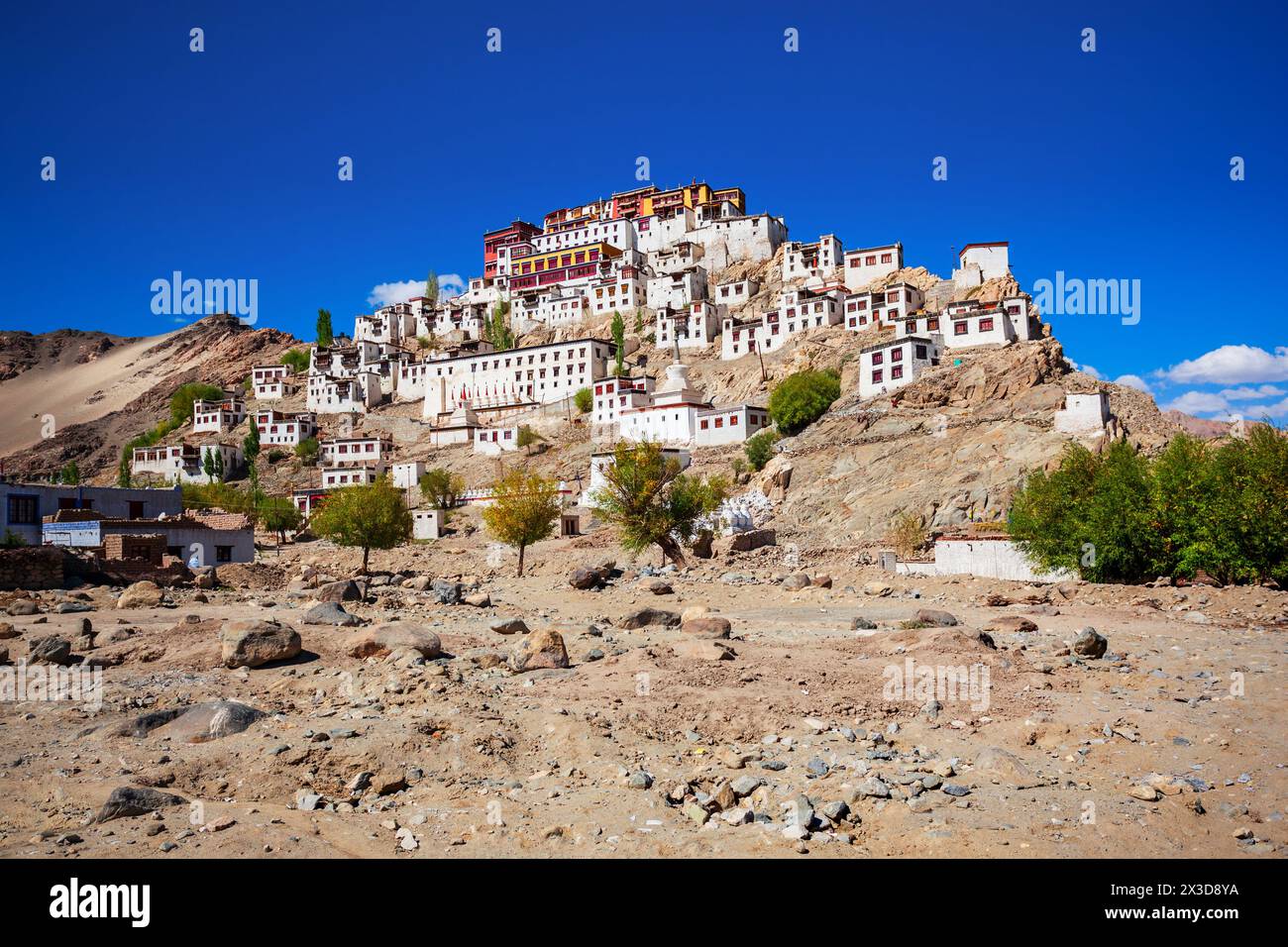 Le monastère Thikse Gompa ou Thiksey est un monastère bouddhiste tibétain à Thiksey, près de Leh, dans le Ladakh, dans le nord de l'Inde Banque D'Images