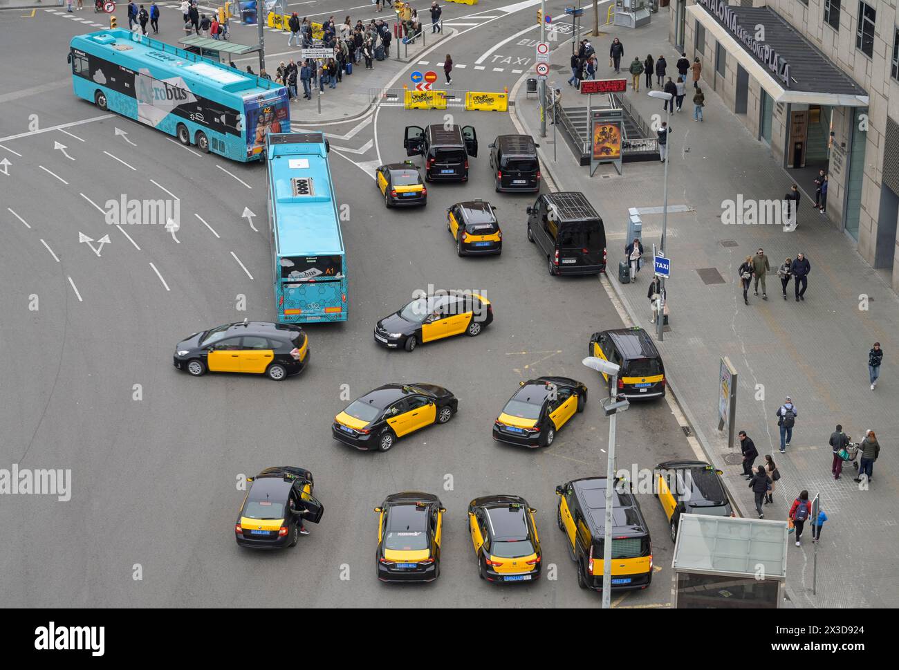 Taxis, Straßenverkehr, Plaça d'Espanya, Barcelone, Katalonien, Spanien Banque D'Images