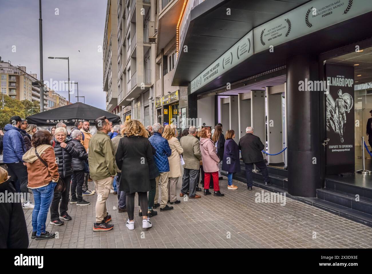 Menschen, Warten Schlange, Teatre Victoria, Barcelona, Katalonien, Spanien Banque D'Images