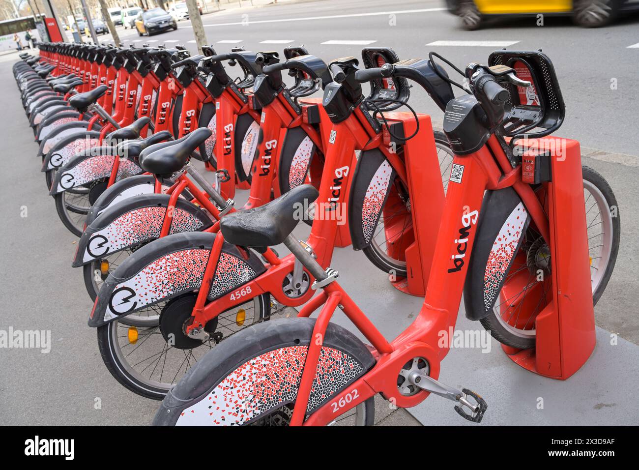 Rote Leihräder von bicing, Gran via de les Corts Catalanes, Barcelona, Katalonien, Spanien Banque D'Images