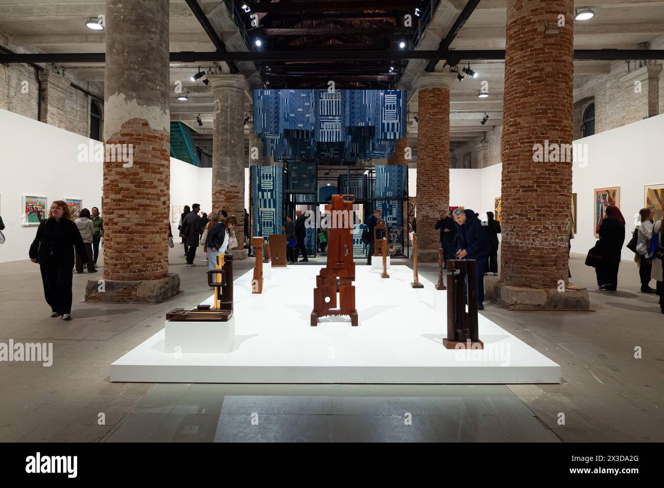 Venise, Italie - 17 avril 2024 : diverses sculptures de Chaouki Choukini exposées à l'Arsenale lors de la 60e exposition internationale d'art de Venise Banque D'Images