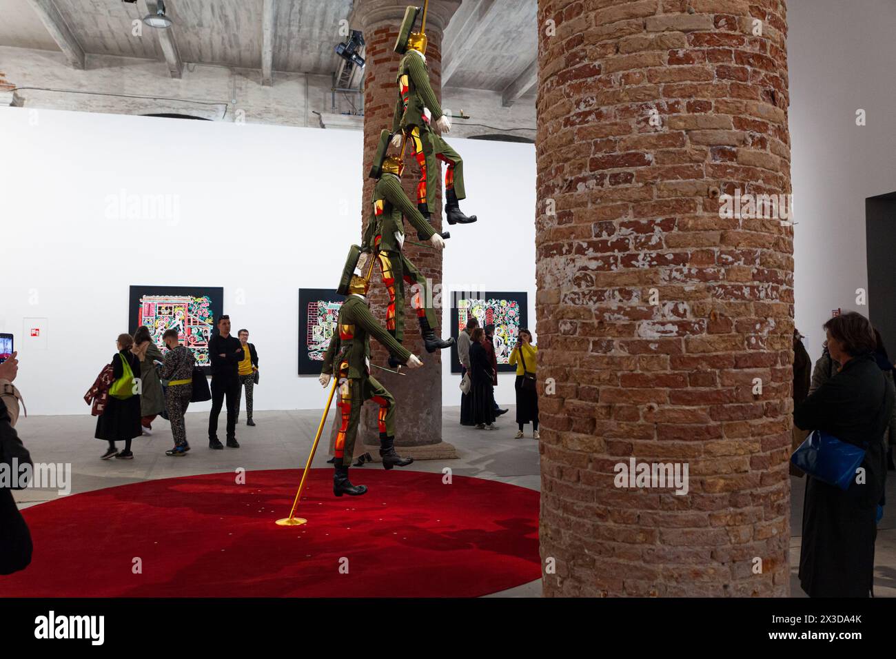 Venise, Italie - 17 avril 2024 : installation de Barbara Sanchez Kane intitulée Prêt-à-Patria exposée à l'Arsenale lors de la 60e édition de l'International Art ex Banque D'Images