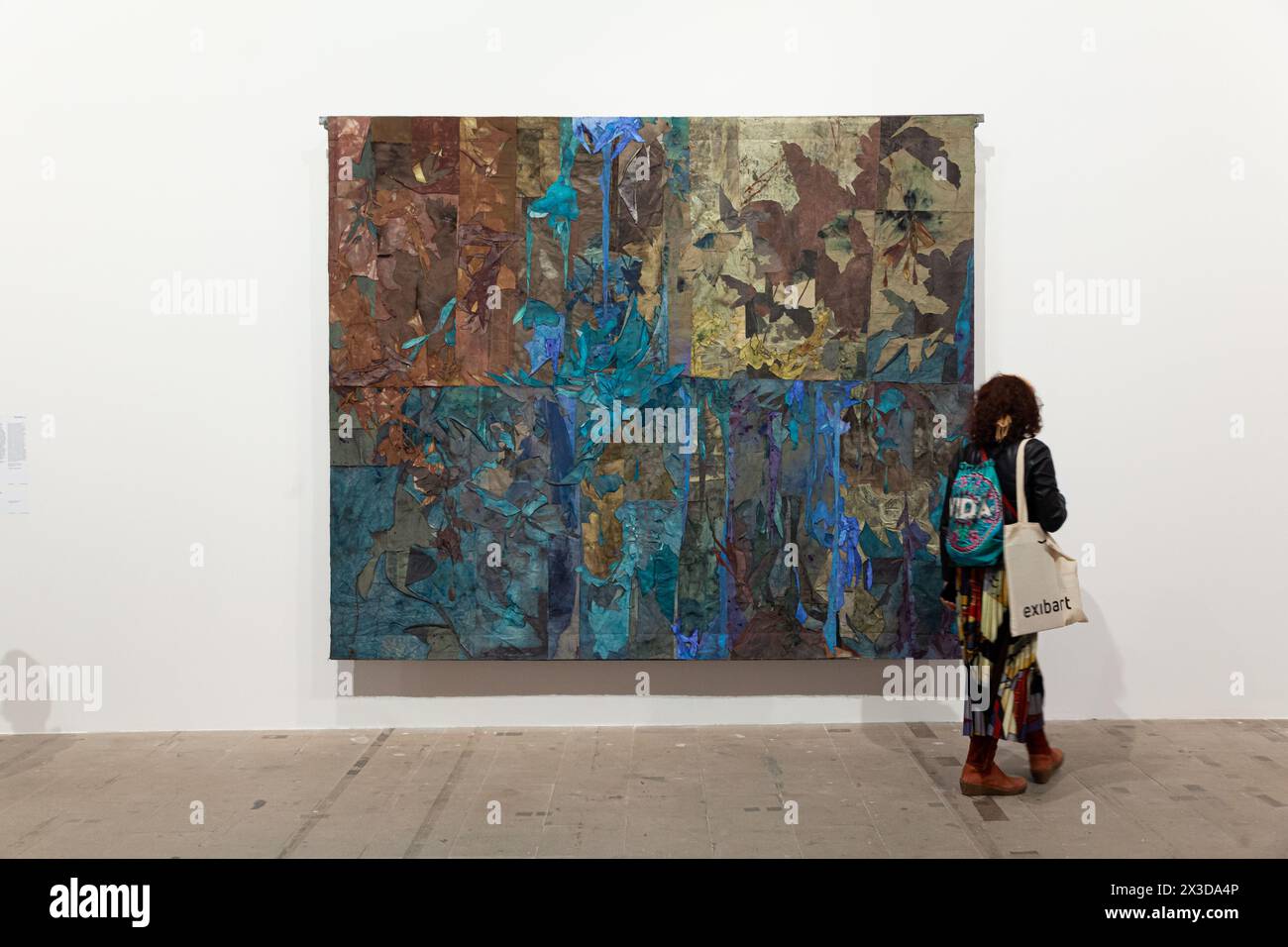 Venise, Italie - 17 avril 2024 : œuvres de Nour Jaouda intitulées racines dans le ciel exposées à l'Arsenale lors de la 60e exposition internationale d'art o Banque D'Images