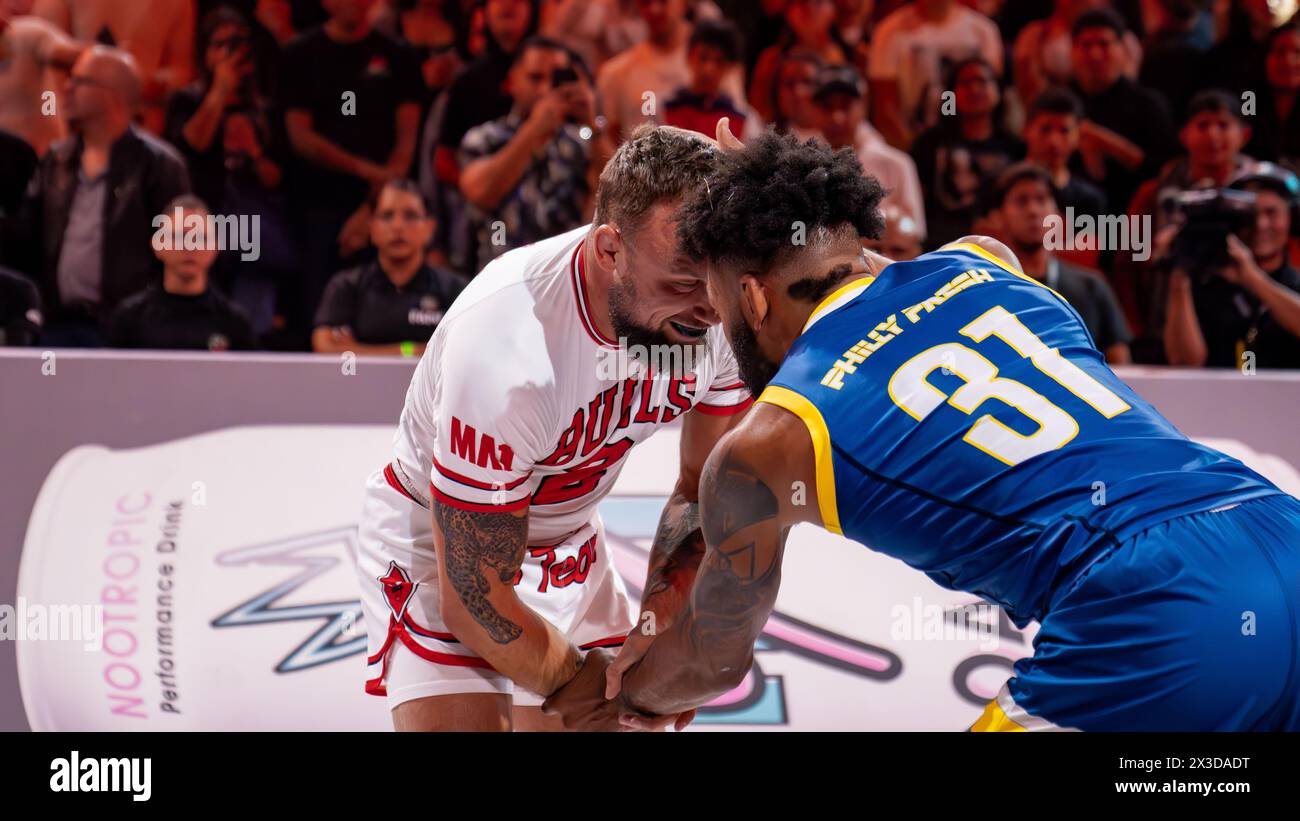 Craig Jones, star brésilienne du JIU Jitsu, et Phil Rowe, poids-Britannique de l'UFC, s'affrontent lors du Karaté combat 44 à Mexcio, au Mexique Banque D'Images