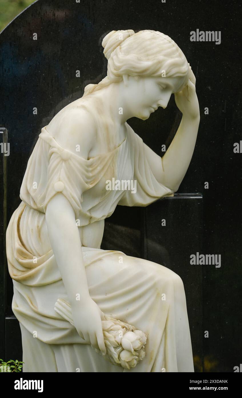 Frauenfigur aus Marmor, Stein, Trauerfigur, Symbolfoto für den Tod, Nordfriedhof, Wiesbaden, Hessen, Deutschland Banque D'Images