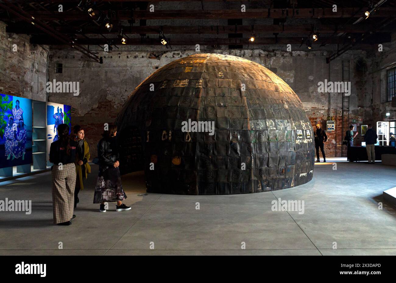 Venise, Italie - 18 avril 2024 : L'installation intitulée tout ce qui est précieux pour le Pavillon du Bénin avec les artistes Chloé Quenum, Moufouli Bello, I. Banque D'Images