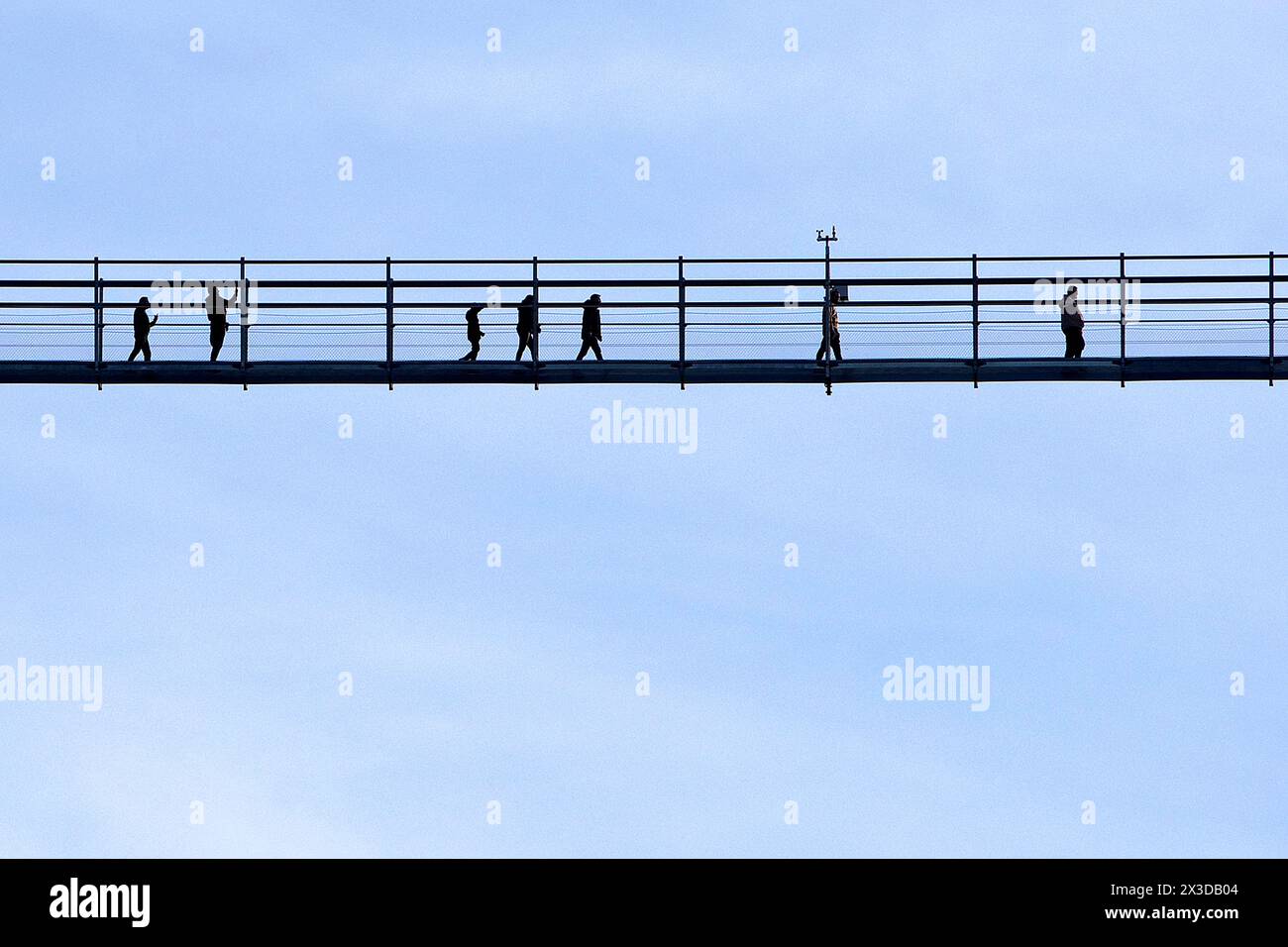 Skywalk Willingen avec des gens sur le plus long pont piétonnier en Allemagne, Allemagne, Hesse, Willingen Banque D'Images