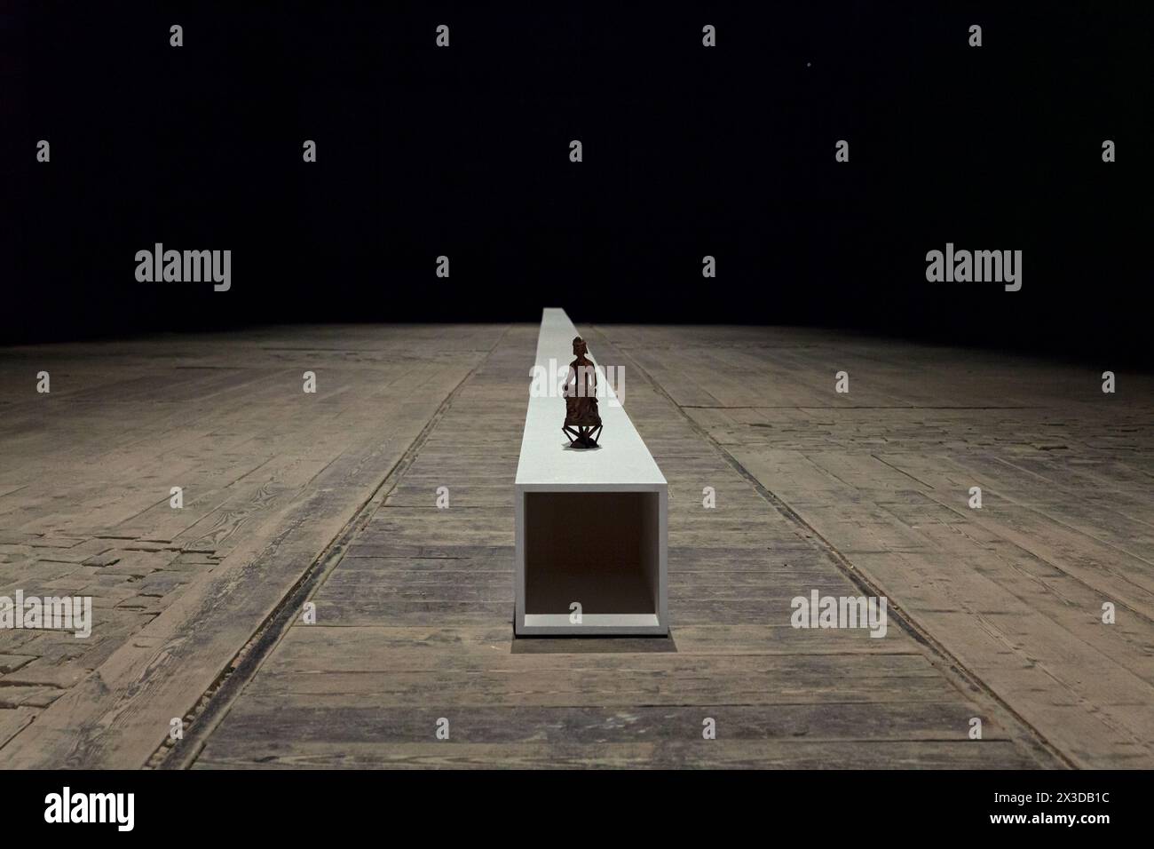 Venise, Italie - 18 avril 2024 : installation de Massimo Bartolini, intitulée Bodhisattva pensieroso su la bemolle au Pavillon Italien de l'Arsenale Banque D'Images