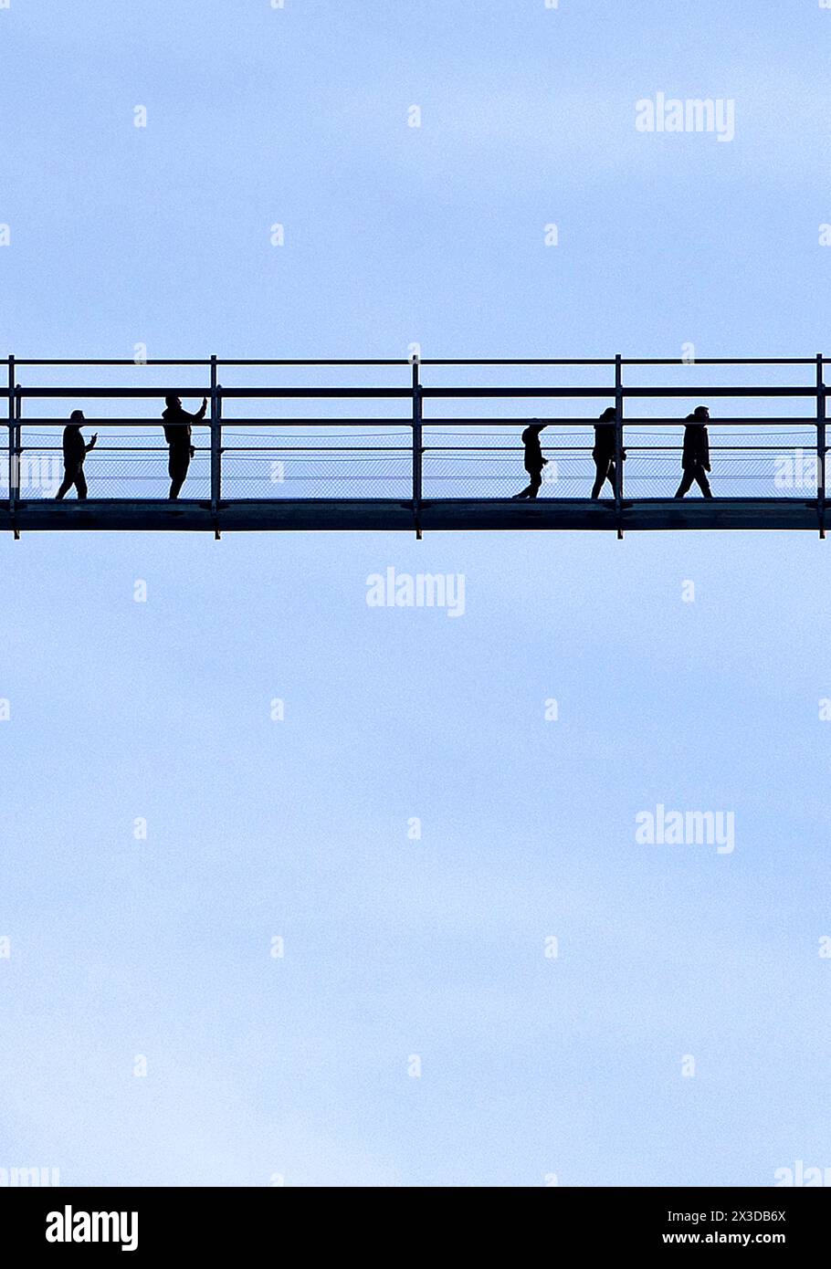 Skywalk Willingen avec des gens sur le plus long pont piétonnier en Allemagne, Allemagne, Hesse, Willingen Banque D'Images
