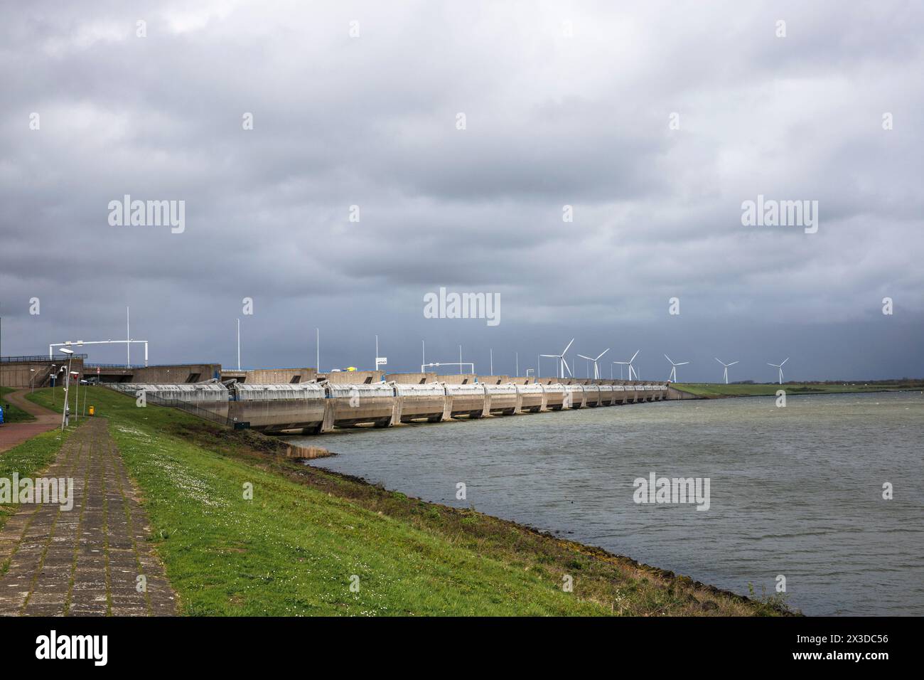 Le barrage de Haringvlietdam entre les îles Goeree-Overflakkee et Voorne-Putten, une partie de l'usine Delta, Hollande-Méridionale, pays-Bas. Der Haringvlietdam Banque D'Images