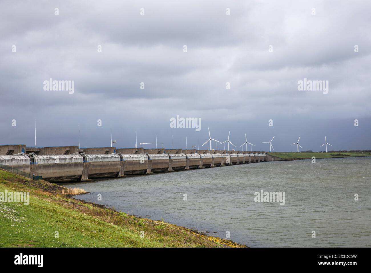 Le barrage de Haringvlietdam entre les îles Goeree-Overflakkee et Voorne-Putten, une partie de l'usine Delta, Hollande-Méridionale, pays-Bas. Der Haringvlietdam Banque D'Images