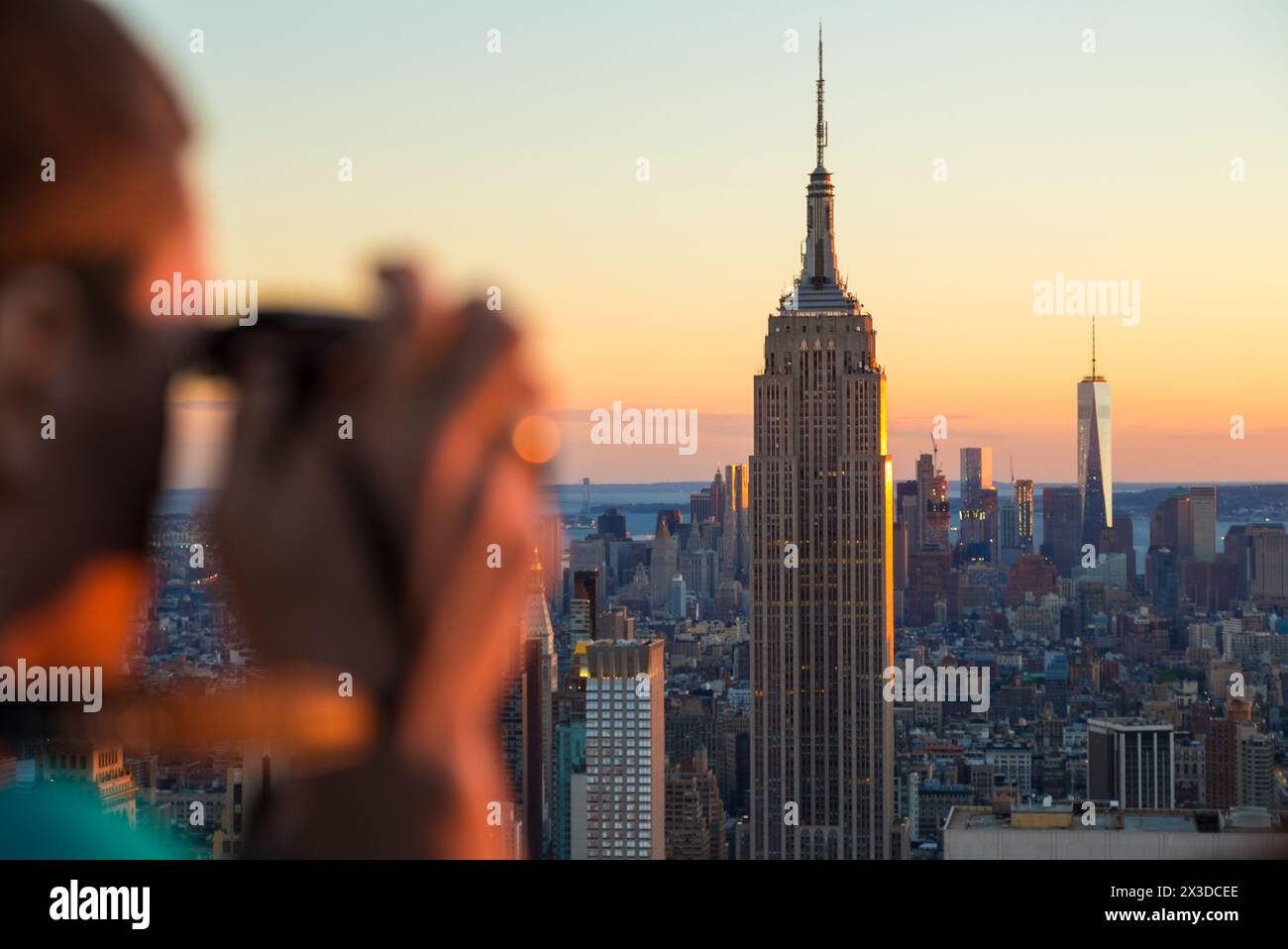 Homme avec appareil photo photographiant la vue sur l'Empire State Building & skyline, Manhattan, New York, États-Unis Banque D'Images