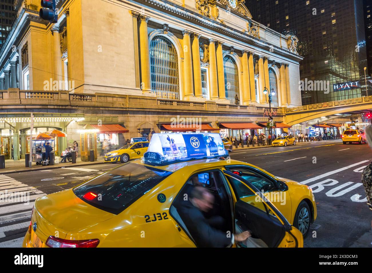Taxi devant Grand Central Station, Central Manhattan, New York, États-Unis Banque D'Images