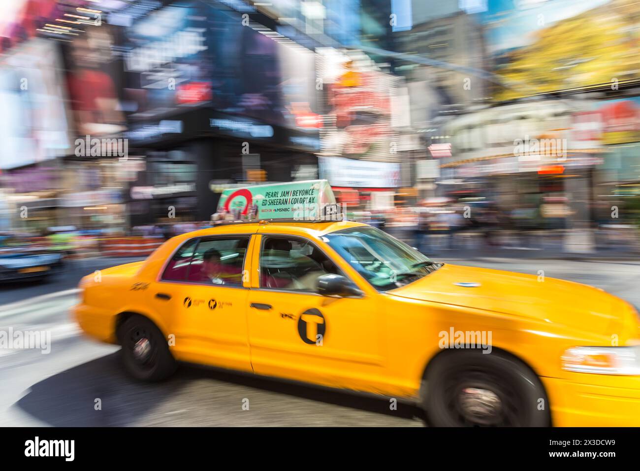 Taxi jaune, Times Square, Central Manhattan, New York, États-Unis Banque D'Images