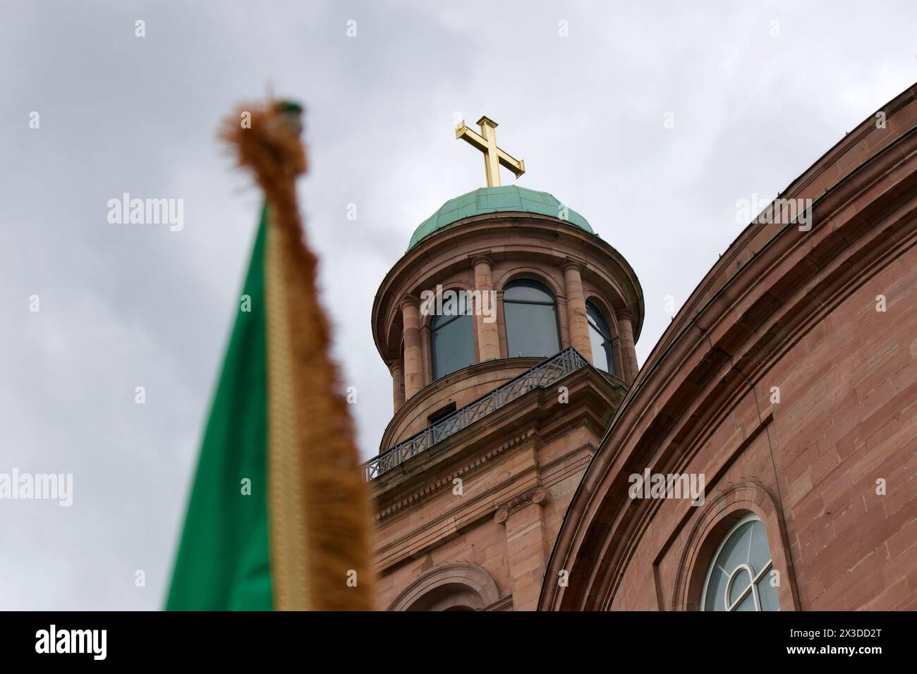Francfort-sur-le-main, Allemagne, 20 avril 2024. Une croix sur une tour à Roemerberg. Banque D'Images