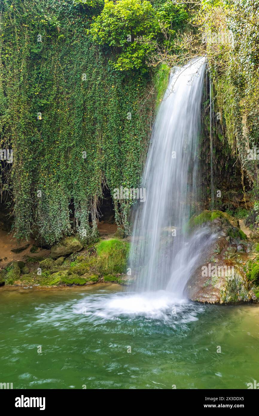 Chemin Paseo del Molinar, Cascade de la rivière Molinar, Tobera, Parc naturel Montes Obarenes-San Zadornil, Las Merindades, Burgos, Castilla y León, Espagne, UE Banque D'Images