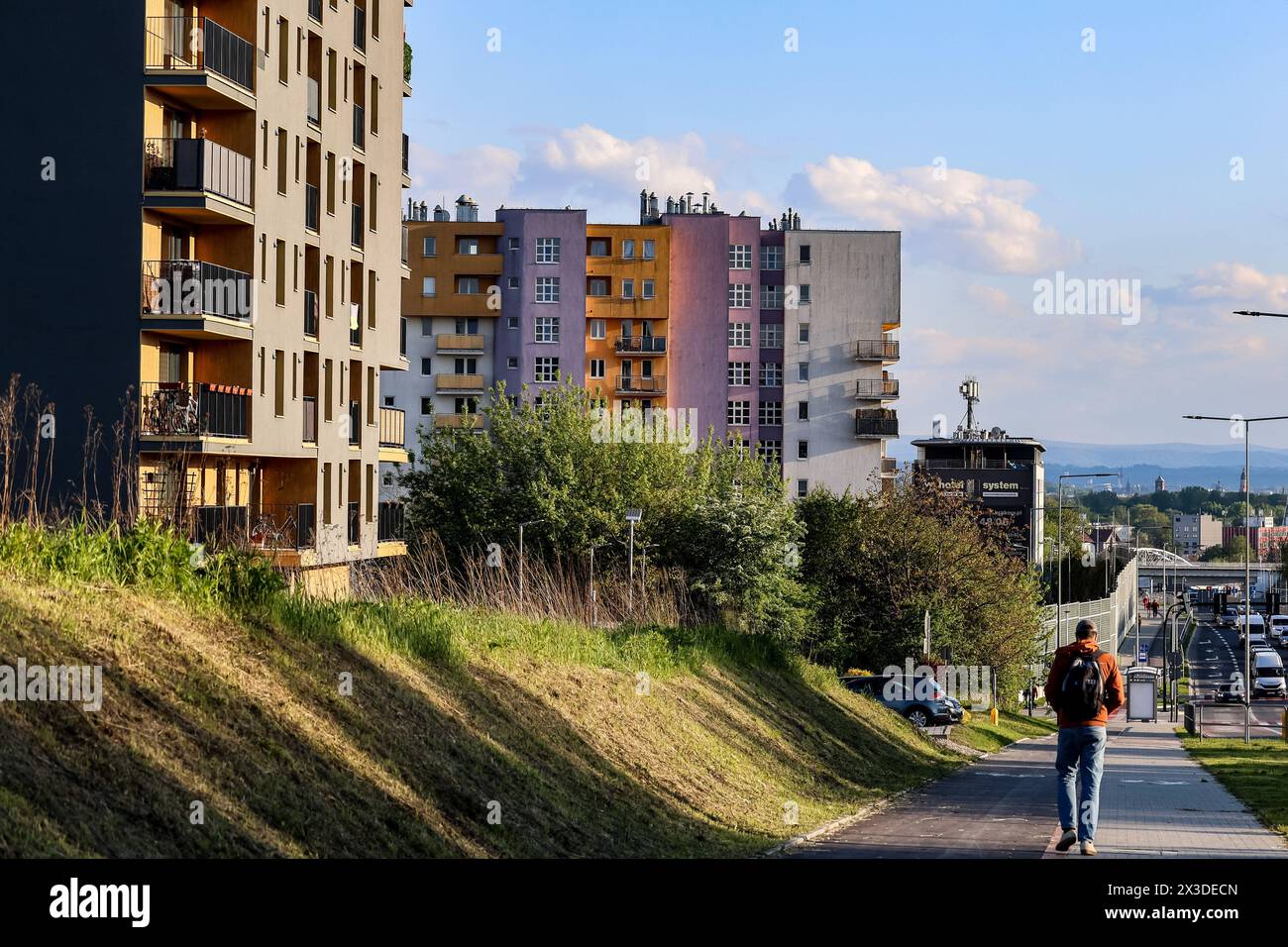 Cracovie, Pologne. 25 avril 2024. Zone résidentielle est vu dans le district nord de Cracovie, deuxième plus grande ville de Pologne, comme le marché immobilier montre une nouvelle augmentation des prix malgré beaucoup d'espoir pour le marché de se stabiliser. Les prix sur le marché immobilier ont augmenté pendant de nombreuses années consécutives, ce qui rend impossible pour de nombreuses jeunes familles de posséder une propriété. Crédit : SOPA images Limited/Alamy Live News Banque D'Images