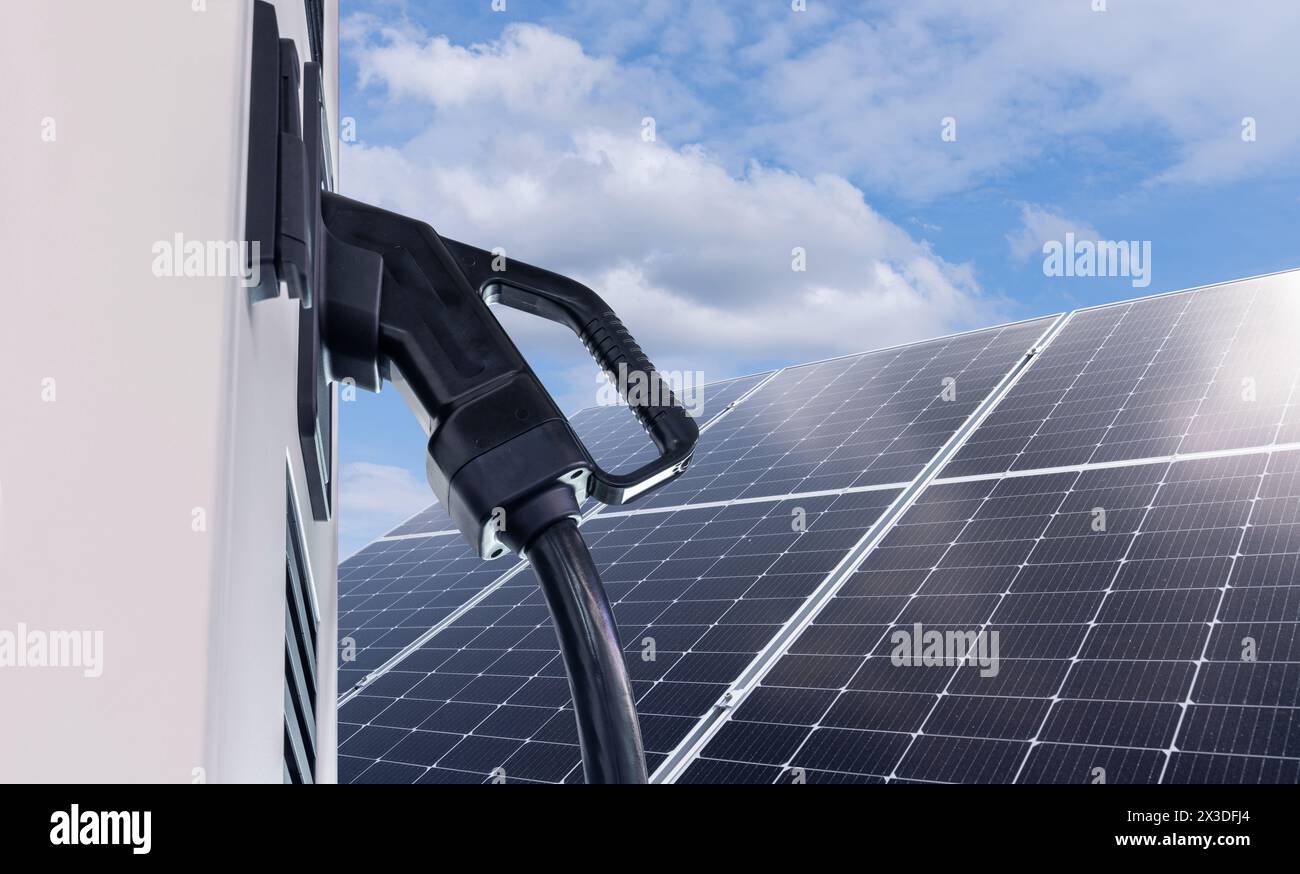 Station de recharge de véhicules électriques qui prend de l'énergie des panneaux solaires. Gros plan. Banque D'Images