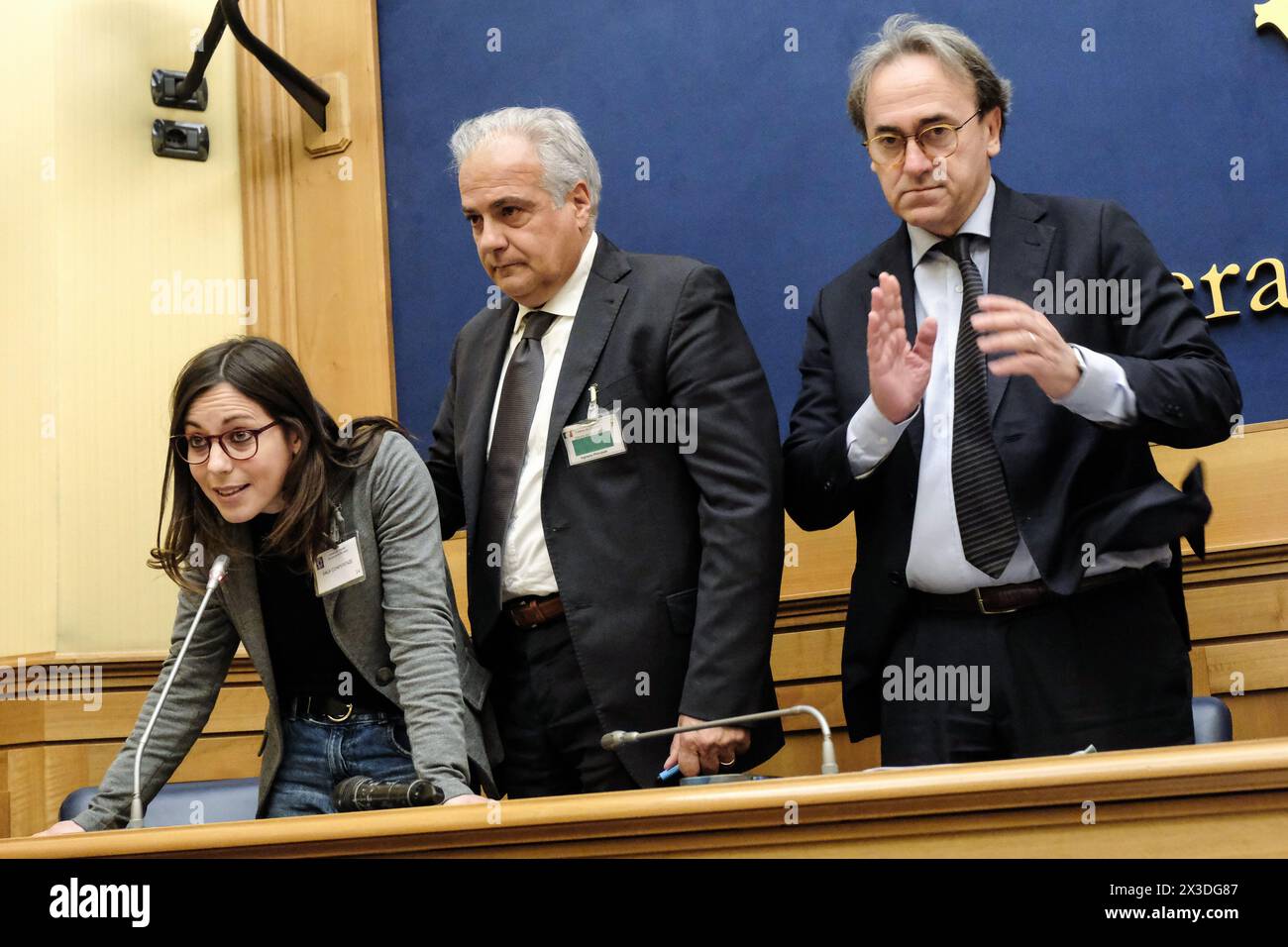 Anna Pozzali legge la lettera di Ilaria Salis di accettazione della candidate SalisAngelo Bonelli, AVS con Roberto Salis (centro), Padre di Ilaria Salis detenuta in Ungheria e candidata Alleanza Verdi Sinistra alle elezioni europee, in occasione della conferenza stampa tenutasi alla Camera dei Deputati a Roma, Venerd“, 26 Aprile 2024 (foto Mauro Scrobogna/LaPresse) Anna Pozzali lit la lettre d'Ilaria Salis acceptant la candidature, Angelo Bonelli AVS avec Roberto Salis (au centre), père d'Ilaria Salis détenu en Hongrie et candidate d'Alleanza Verdi Sinistra aux élections européennes, sur t Banque D'Images